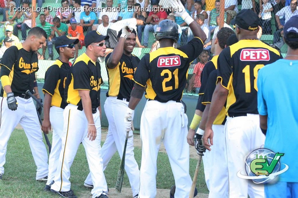 Raniel Rosario es felicitado por sus compañeros al disparar su segundo cuadrangular